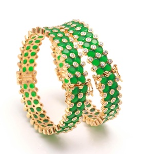 กำไลข้อมือเปิดได้ประดับเพชร CZ สีเขียวมรกต ชุบทอง 22K ดีไซน์เนอร์ คอดา เครื่องประดับงานแต่งงาน ของขวัญสำหรับเธอ - Product Image 1