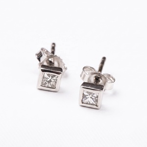 Vente en gros de boucles d'oreilles clous en or blanc 14 carats avec diamant naturel taille princesse et serti carré, Memoria Jewels - Product Image 1
