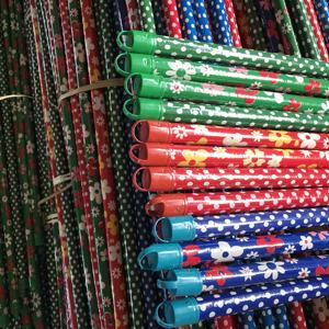 Manche de balai en bois à pois et fleurs enduit de pvc vente en gros/bâtons de balai en bois/bâtons de balai - Product Image 1
