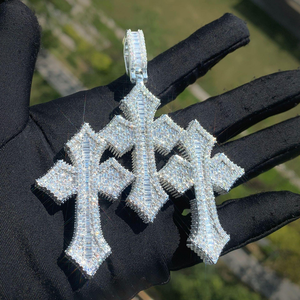 Colgante Triple Cruz con Incrustaciones de Diamantes Moissanite, Acabado en Oro Blanco, Joyería Hip Hop - Product Image 2