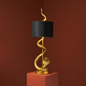 Lampe de table moderne de luxe Golden Cobra, abat-jour blanc, décoration intérieure, salon, base en aluminium, design durable, fabrication artisanale - Product Image 3