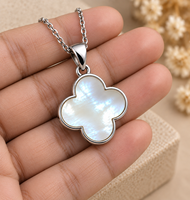 Collier Chrétien Trèfle à Quatre Feuilles avec Pendentif en Nacre, Chaîne en Acier Inoxydable Plaqué Or 18K, Bijou Femme, Cadeau