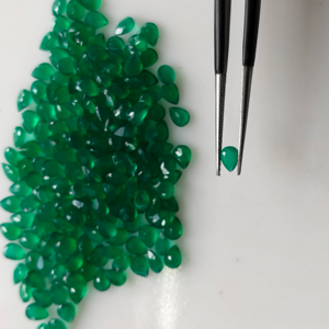 พลอยออนิกซ์สีเขียวธรรมชาติ รูปทรงลูกแพร์ ขนาด 4x3 มม. คุณภาพดีที่สุด สำหรับทำเครื่องประดับ จากเรดเมาน์เทน เจมส์ - Product Image 1