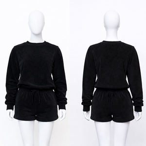 Ensemble de survêtement pour femmes en velours noir uni à manches longues et col rond, avec short assorti à cordon de serrage, vente en gros OEM ODM - Product Image 2