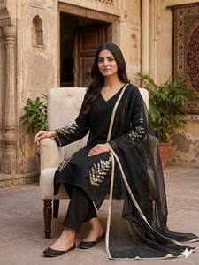 Ensemble Kurti et pantalon brodés noirs élégants avec dupatta en organza pour femmes – Tenue de soirée ethnique de style pakistanais - Product Image 3