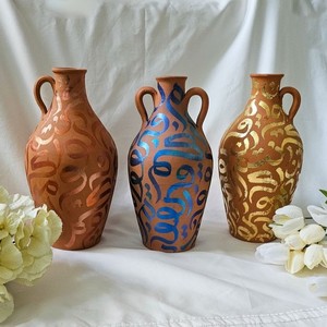 Jarrón Decorativo de Terracota Pintado a Mano de Estilo Vintage con Diseño de Caligrafía Árabe en Hoja de Oro, Exquisito Adorno de Cerámica para el Hogar - Product Image 3