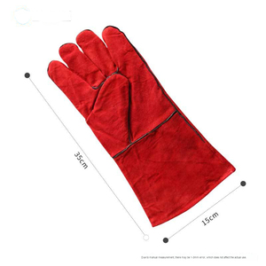 Guantes de soldadura rojos de cuero vacuno resistentes a altas temperaturas y al desgaste, con forro de tela, guantes de seguridad reforzados para el trabajo, hechos en Pakistán. - Product Image 3