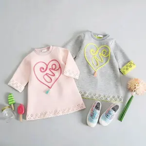 Túnica súper bonita y cómoda para niñas hecha de algodón elástico suave con características escote amor corazón motivo perforado adornos para niños - Product Image 1