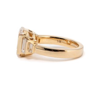 Bague de fiançailles vintage en diamant de laboratoire taille émeraude 3 carats, design à trois pierres à taille étagée avec accents baguette et bande en or poli - Product Image 5