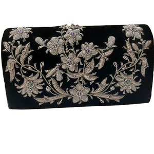 Monedero de mano tradicional hecho a mano para mujer adornado con intrincado trabajo de Zari y cuentas para trajes étnicos de la India - Product Image 1