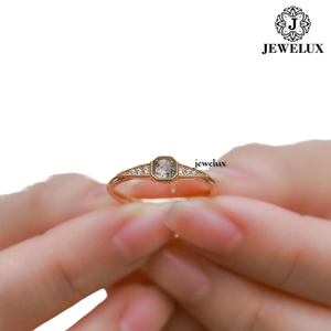 Bague de fiançailles en or jaune de qualité supérieure, sertie d'une pierre précieuse taille émeraude, monture closée, design géométrique classique, prix export. - Product Image 2