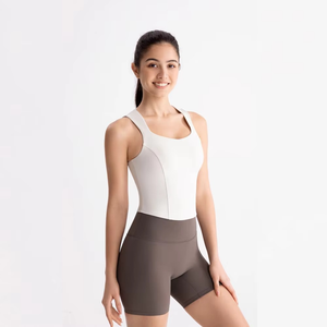 Conjunto Deportivo Minimalista de Punto Transpirable para Mujer: Top Negro con Cuello Redondo y Pantalones Cortos Estilo Biker Marrones - Product Image 3