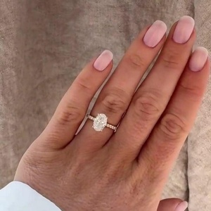 Bagues de fiançailles ovales personnalisées en or massif 14K 18K avec diamants de laboratoire pavés et pierres d'accentuation rondes, alliances de mariage, vente en gros - Product Image 3