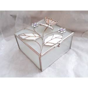 El diseño moderno transforma un sencillo organizador en una caja de joyería artística que se siente tan preciosa como los tesoros que contiene. - Product Image 1