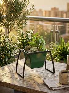 Magnifique jardinière décorative en métal de grande taille, de couleur gris foncé, faite à la main, avec des motifs floraux et de jardin en relief - Product Image 6