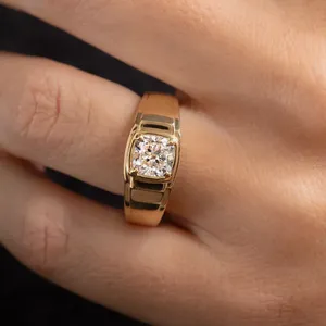 Anillo de compromiso de oro macizo con corte cojín, banda ancha y engaste de bisel, anillo de sello con diamante, oro amarillo, solitario moderno y robusto para hombre - Product Image 1