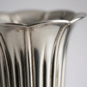 Jarrón de Trompeta Acanalado de Latón y Acero Inoxidable Hecho a Mano de 26 cm, Pulido a Espejo Plateado, para Decoración del Hogar, Hoteles, Bodas, Centro de Mesa - Product Image 3