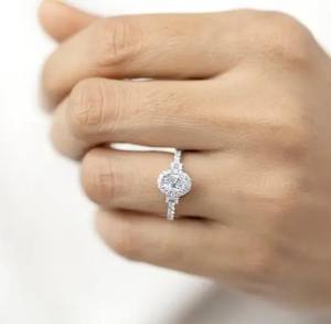 Bague de mariage ovale de créateur en diamant de laboratoire, argent sterling 925, or massif 18 carats, certifiée IGI, avec halo et pierres latérales baguette - Product Image 6