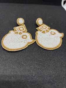 Pendientes Artesanales de Perlas con Forma de Pollito, Bordado en Oro Blanco, Accesorio Decorativo con Diseño de Mascota - Product Image 1