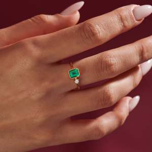 Bague en or 14 carats pour femme avec diamant taille émeraude et émeraude latérale, bijou de fiançailles classique certifié IGI - Product Image 3