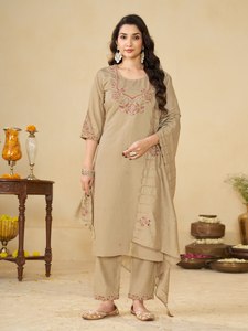 Elegante Conjunto de Kurti y Pantalón de Seda Marina Bordado, Sin Arrugas, Elástico, con Dupatta de Maslin y Trabajo de Hilo Multicolor Hecho a Mano - Product Image 1