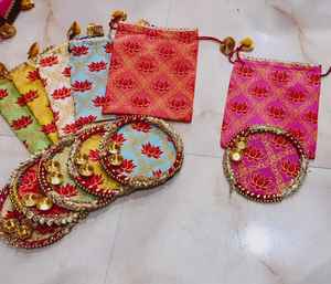 Bolsitas tradicionales de seda Potli con hermoso combo de mini thali en múltiples diseños, ideales para frutos secos, bodas, Pooja, Diwali, regalos y recuerdos. - Product Image 2