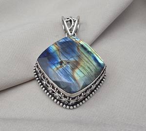 Pendentif en labradorite naturelle, argent sterling 925, forme coussin, labradorite chatoyante, bijoux en pierres précieuses faits à la main - Product Image 2