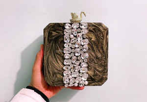 Pochettes pour femmes faites à la main Accessoires de mode uniques Pochette en résine sculptée Une déclaration de luxe - Product Image 5