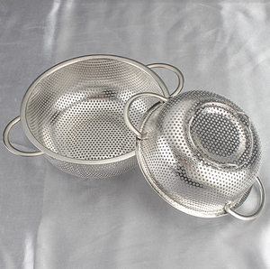 Passoires métalliques de haute qualité, idéales pour les aliments chauds et froids, offrant une utilisation polyvalente dans de multiples recettes. - Product Image 1