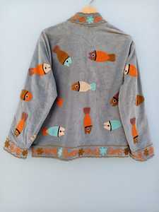 Veste Suzani en velours brodée à la main pour femme, motif poisson, style bohème vibrant, manteau d'hiver artistique et coloré pour femme, vêtement d'extérieur pour festival - Product Image 2