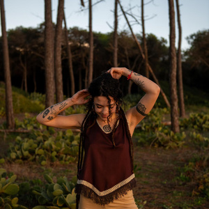 Top de Algodón Estilo Boho con Detalles de Flecos Tribales y Espalda Ajustable, Top Cómodo para Festivales y Estilo Veraniego - Product Image 2