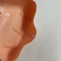 Bavoir bébé en silicone imperméable |   Qualité alimentaire |   Finition mate |   Attrape-aliments réglable |   Compatible lave-vaisselle |   6-36 mois