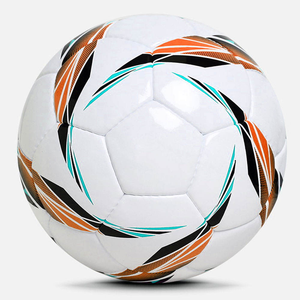 Balón de Fútbol CORE FIELD Blanco, Naranja y Negro, Resistente y Ecológico, con Patrón Hexagonal Clásico para Entrenamiento en Interiores/Exteriores - Product Image 2