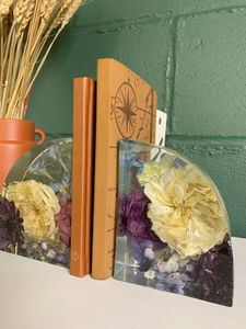 Porte-livres décoratifs élégants en résine faits à la main, paire moderne pour la décoration intérieure contemporaine - Product Image 1