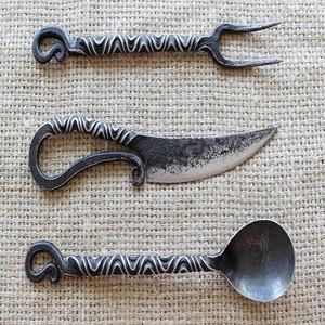 ชุดช้อนส้อมสแตนเลสสตีลคุณภาพสูง งานแฮนด์เมด สไตล์ยุคกลาง 3 ชิ้น พร้อมปลอกหนัง  แบบใหม่ - Product Image 5