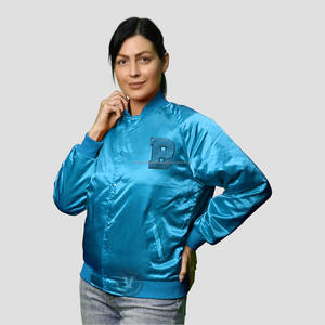 Chaqueta Varsity de Satén Personalizada al por Mayor con Logotipo Bordado, Chaqueta Letterman Personalizada para Mujer con Cierre de Botones a Presión - Product Image 4