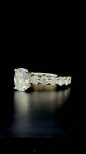 4.88CTW Anillo de corte de cojín de moissanita con acentos redondos laterales Anillo de Bodas de compromiso de Plata de Ley 925 chapado en oro para regalo - Product Image 2