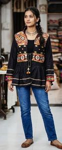 Haut Kediya en rayonne noire de créateur avec broderie miroir et travail manuel, tenue de fête pour femme, collection Navratri - Product Image 2