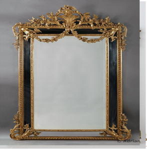 Grand miroir doré orné avec des sculptures florales baroques complexes ; disponible à prix de gros. - Product Image 1