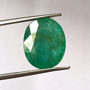 Pierre précieuse ovale facettée en émeraude verte naturelle de Zambie de 9,05 carats pour la fabrication de bijoux - Product Image 3