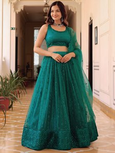 Robe de demoiselle d'honneur en tulle vert émeraude avec haut court perlé et jupe longue en A sans manches, col rond, style classique - Product Image 1