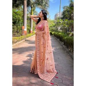ชุดส่าหรีทรงตรงสำหรับงานปาร์ตี้ พร้อมงานปักดิ้นและดิ้นทอง - Product Image 4