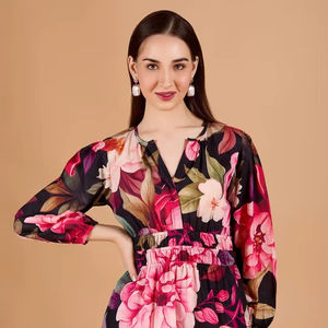 Vestido Ecológico con Estampado Floral Negro, Corte Evase, Cuello en V, Manga Tres Cuartos Tipo Campana, Largo Midi, Cintura Natural, Dobladillo Evase para Mujer - Product Image 1