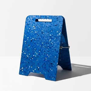 Letrero de Plástico Reciclado Azul con Marco en A, Asa y Soporte con Bisagras, Muebles Ecológicos y Sostenibles de 4GoodThings - Product Image 1