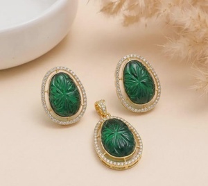Conjunto de Joyería Tradicional de Piedra Tallada Verde Esmeralda, Chapado en Oro Amarillo de 22K, Collar y Aretes para Mujer - Product Image 1