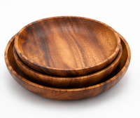 Handgemaakte, ecovriendelijke serveerschotels van natuurlijk acaciahout met massief patroon, gladde matte afwerking, rustiek modern minimalistisch design