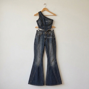 Conjunto de Dos Piezas de Mezclilla Azul Oscuro para Mujer, Top Asimétrico de Un Hombro, Jeans Acampanados, Fabricante de Ropa al por Mayor, OEM, ODM, Personalizado - Product Image 5