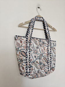 Sac fourre-tout moyen en coton matelassé orange floral avec fermeture éclair et doubles poignées, provenant du Rajasthan - Product Image 4