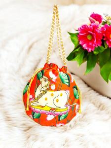 Sac Potli artisanal à imprimé vache et lotus avec poignée en perles, accessoire festif vibrant, art et symboles traditionnels indiens - Product Image 2