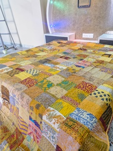 Colcha Bordada Kantha de Seda Sari Antigua Hecha a Mano, Estilo Bohemio, Reversible, Hipoalergénica y Ecológica, Tamaño Queen - Product Image 2